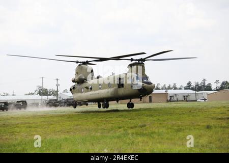 Ein CH-47-Chinook-Hubschrauber von Bravo Co., 2. Bataillon, 104. Luftfahrtregiment, Connecticut Army National Guard hebt ab, nachdem er ein Training mit kalter Last im Joint Readiness Training Center, Fort Polk, Louisiana, am 27. Mai 2023 absolviert hat. Connecticut-Flugzeuge unterstützen mehr als 5.000 Soldaten aus einem Dutzend Staaten, Puerto Rico und Belize, während das 44. Infanterie-Brigade-Kampfteam seine größte Trainingsübung seit mehr als einem Jahrzehnt leitet. Stockfoto