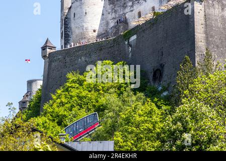 Der Festungszug fährt von der Salzburger Altstadt direkt zur Festung Hohensalzburg in Österreich Stockfoto