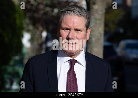 Der Vorsitzende der Labour Party, Keir Starmer, verlässt sein Haus in London, um dem Parlament für Fragen des Premierministers beizuwohnen. Stockfoto