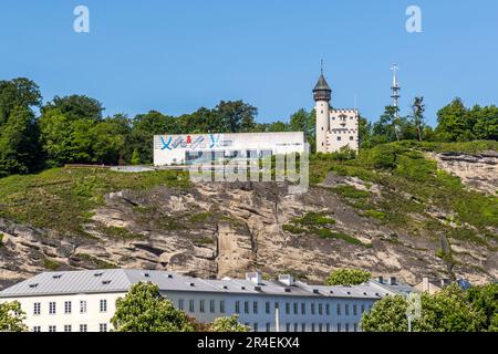 Museum der Moderne Salzburg mit Amalie Redlich Tower. Am 30. November 2014 wurde der ehemalige Wasserturm aus dem Jahr 1892, der einst als Wasserreservoir, Eis und Lagerkeller errichtet wurde, unter dem Namen Amalie Redlich Tower wieder eröffnet. Den Namen erhielt Amalie Redlich, die Eigentümerin des Gemäldes Litzlberg am Attersee (1915), von Gustav Klimt, das bis 2011 in der Sammlung des Museums der Moderne Salzburg war. Nach umfangreichen Recherchen wurde das Gemälde dem rechtmäßigen Besitzer Georges Jorisch (1928 Wien - 2012 Quebec), dem Enkel und Erben von Amalie Redlich, zurückgegeben. Salzburg, Österreich Stockfoto