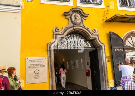 Mozarts Geburtsort in der Getreidegasse 9 in Salzburg. Bis 1994 beherbergte die erste Etage ein Delikatessengeschäft und den direkten Nachfolger der „Alten Hagenauerischen Specereywarenhandlung“. Heute versorgt die SPAR-Supermarktkette Touristen aus aller Welt mit Getränken und Snacks Stockfoto