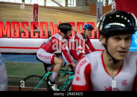 Moskau, Russland. 27. Mai 2023. Radsportler wärmen sich vor einem Rennen auf der Rennstrecke des Grand Prix von Moskau 2023 im Krylatskoye Velodrome in Moskau, Russland, auf. Kredit: Nikolay Vinokurov/Alamy Live News Stockfoto