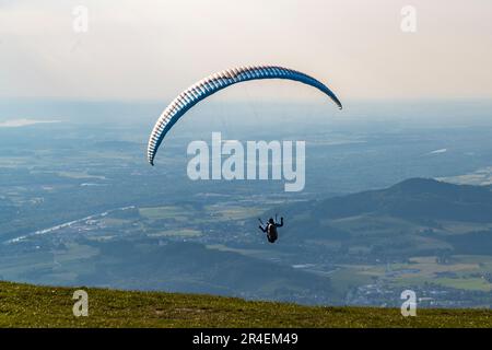 Gleitschirmfliegen auf der Goasnalm hoch über Salzburg, Österreich Stockfoto