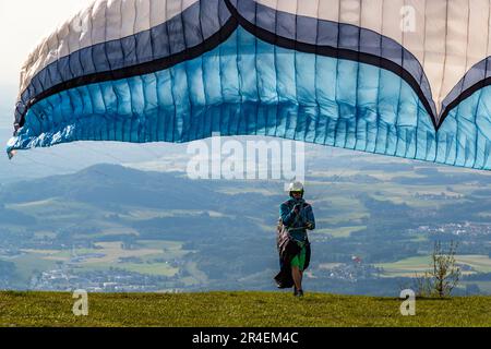 Gleitschirmfliegen auf der Goasnalm hoch über Salzburg, Österreich Stockfoto