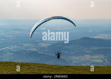 Gleitschirmfliegen auf der Goasnalm hoch über Salzburg, Österreich Stockfoto