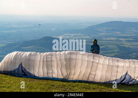 Gleitschirmfliegen auf der Goasnalm hoch über Salzburg, Österreich Stockfoto