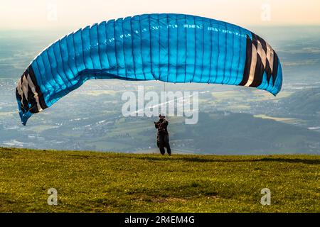 Gleitschirmfliegen auf der Goasnalm hoch über Salzburg, Österreich Stockfoto