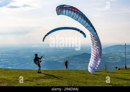 Gleitschirmfliegen auf der Goasnalm hoch über Salzburg, Österreich Stockfoto