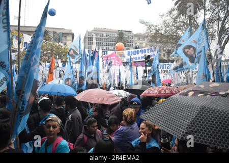 Buenos Aires, Argentinien. 25. Mai 2023. Menschen halten Schilder mit Fotos von Crisitina Fernandez de Kirchner und argentinischen Flaggen während einer Veranstaltung zum Gedenken an den 20. Jahrestag der Amtseinführung von Nestor Kirchner und den 213. Jahrestag der Mairevolution in Buenos Aires, Argentinien, am 25. Mai 2023. Foto: Cristian Bayona/Long Visual Press Credit: Long Visual Press/Alamy Live News Stockfoto