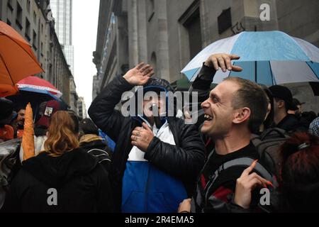 Buenos Aires, Argentinien. 25. Mai 2023. Die Argentinier singen auf einer Veranstaltung zum Gedenken an den 20. Jahrestag der Amtseinführung von Nestor Kirchner und den 213. Jahrestag der Mairevolution in Buenos Aires, Argentinien, am 25. Mai 2023. Foto: Cristian Bayona/Long Visual Press Credit: Long Visual Press/Alamy Live News Stockfoto