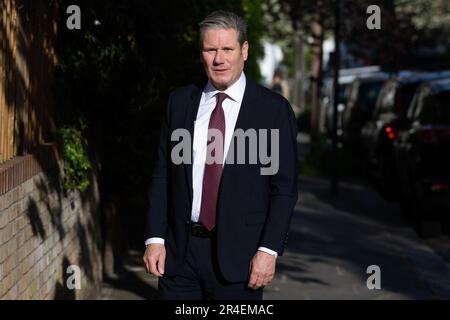 London, Großbritannien. 24. Mai 2023. Der Vorsitzende der Labour Party, Keir Starmer, verlässt sein Haus in London, um dem Parlament für Fragen des Premierministers beizuwohnen. (Foto: Tejas Sandhu/SOPA Images/Sipa USA) Guthaben: SIPA USA/Alamy Live News Stockfoto