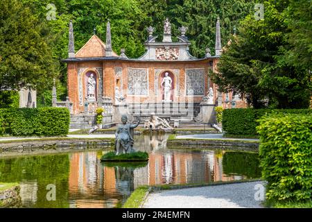 Das Theater (Römisches Theater) ist Teil der Brunnen im Schloss Hellbrunn in Salzburg, Österreich Stockfoto