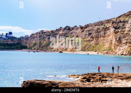 Die Klippen von Aguadú, Acantilados de Aguadú, sind etwa 100 Meter hoch. Es handelt sich um ein besonderes Schutzgebiet von enormem Umweltinteresse Stockfoto