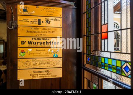 Tischschilder der Stammgäste in der Stockhammer Halle, Augustiner-Bräu, Mülln Kloster, Salzburg, Österreich Stockfoto