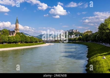 Zwischen der Christuskirche der evangelischen Gemeinde Salzburg und der Festung Hohensalzburg fließt die Salzach. Salzburg, Österreich Stockfoto