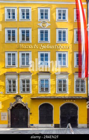 Geburtsort von Wolfgang Amadeus Mozart an der Getreidegasse 9 in Salzburg, Osterreich. Die Mozart-Familie wohnte im 3. Stock. Dort wurde Mozart am 27. Janaur 1756 geboren Stockfoto