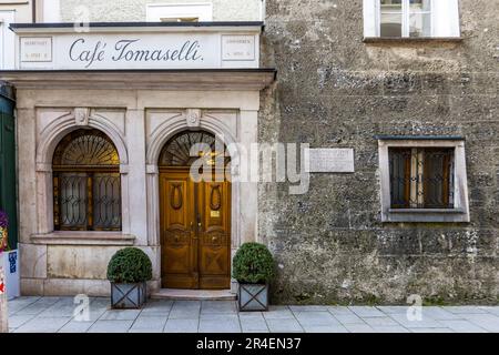 Seiteneingang Café Tomaselli seit 1700. Mozart soll hier Mandelmilch getrunken haben. Im Gebäude der Caés lebte Constanze Mozart-Nissen mit ihrem zweiten Ehemann Georg Nikolaus Nissen. Salzburg, Österreich Stockfoto