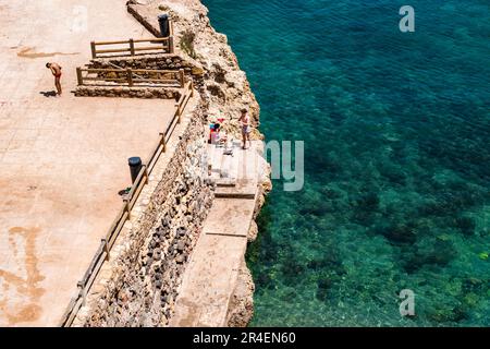 Strand der Galapagos unter den Klippen. Melilla, Ciudad Autónoma de Melilla, Spanien, África, EU Stockfoto