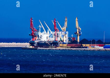 Der Hafen von Nador ist ein Handelshafen im Mittelmeer, der das Gebiet Rif im Norden Marokkos bedient. Der Hafen ist offiziell in Beni Ensar und Share Stockfoto