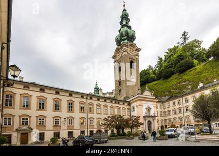 Stift Sankt Peter, auch Erzabtei St. Peter (Lateinische Archiabbatia sancti Petri Salisburgensis) in Salzburg ist das älteste existierende Kloster der österreichischen Benediktinerkirche und im deutschsprachigen Raum im Allgemeinen. Die Mönche leben nach den Benediktinerregeln. Das gesamte Gebiet steht unter nationalem Denkmalschutz. Salzburg, Österreich Stockfoto