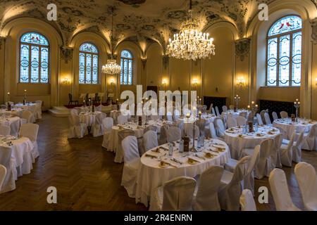 Barockhalle im St. Peter Abbey Culinarium in Salzburg, Österreich. Das Mozart Dinner Concert findet hier mehrmals in der Woche statt. Ein historisches Menü wird zur Musik von Wolfgang Amadeus Mozart serviert, der immer mit Salzburger Nockerln als Dessert endet Stockfoto