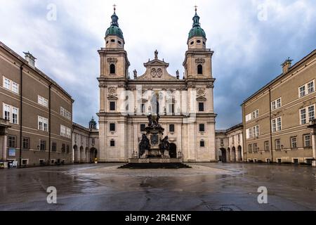 Der frühe barocke Dom Salzburg, umgeben von drei Plätzen, bildete das Zentrum des spirituellen Lebens der Stadt. Hier ist die Taufschrift, in der Mozart am Tag nach seiner Geburt getauft wurde. Salzburg, Österreich Stockfoto