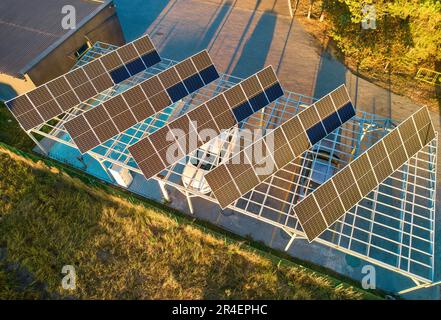 Luftaufnahme über innovativen Solarzellen auf einem Parkplatz, Parkplatz Dächer, die gute Nutzung von kleinen Raum in einer Stadt für Elektroauto laden. Stockfoto