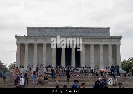 Washington, Usa. 27. Mai 2023. Besucher besuchen das Lincoln Memorial am Memorial Day Weekend in Washington, DC am Samstag, den 27. Mai 2023. Foto: Bonnie Cash/UPI Credit: UPI/Alamy Live News Stockfoto