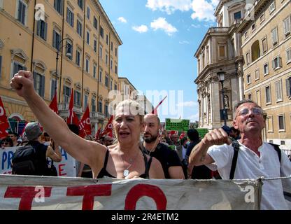 Rom, Italien. 27. Mai 2023. Hunderte von Verbänden in Rom, die in der Kampagne "Es braucht ein Einkommen" vereint waren, gingen gegen das Arbeitsgesetz und die Regierungspolitik auf die Straße. Die Demonstration ist aufgerufen, das Staatsbürgerschaftseinkommen zu verteidigen und zu erweitern und einen Mindestlohn einzuführen. (Foto von Patrizia Cortellessa/Pacific Press) Kredit: Pacific Press Media Production Corp./Alamy Live News Stockfoto