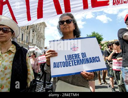 Rom, Italien. 27. Mai 2023. Hunderte von Verbänden in Rom, die in der Kampagne "Es braucht ein Einkommen" vereint waren, gingen gegen das Arbeitsgesetz und die Regierungspolitik auf die Straße. Die Demonstration ist aufgerufen, das Staatsbürgerschaftseinkommen zu verteidigen und zu erweitern und einen Mindestlohn einzuführen. (Foto von Patrizia Cortellessa/Pacific Press) Kredit: Pacific Press Media Production Corp./Alamy Live News Stockfoto