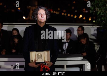 Cannes, Frankreich. 27. Mai 2023. Jonathan Glazer erhält den Grand Prix Award für die „Zone of Interest“ während der Fotokonferenz der Gewinner der Palme D'Or beim jährlichen Filmfestival 76. im Palais des Festivals am 27. Mai 2023 in Cannes, Frankreich. Foto von David Boyer/ABACAPRESS.COM Kredit: Abaca Press/Alamy Live News Stockfoto