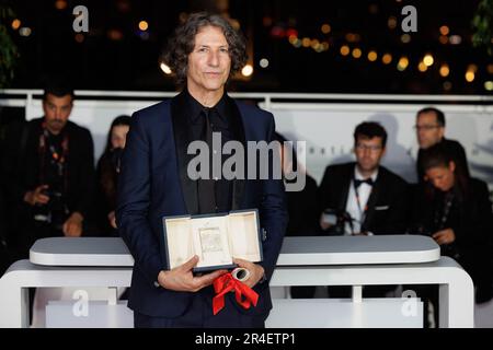 Cannes, Frankreich. 27. Mai 2023. Jonathan Glazer erhält den Grand Prix Award für die „Zone of Interest“ während der Fotokonferenz der Gewinner der Palme D'Or beim jährlichen Filmfestival 76. im Palais des Festivals am 27. Mai 2023 in Cannes, Frankreich. Foto von David Boyer/ABACAPRESS.COM Kredit: Abaca Press/Alamy Live News Stockfoto