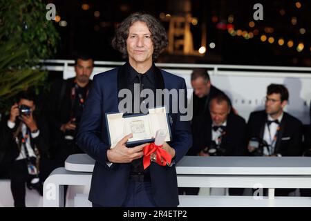 Cannes, Frankreich. 27. Mai 2023. Jonathan Glazer erhält den Grand Prix Award für die „Zone of Interest“ während der Fotokonferenz der Gewinner der Palme D'Or beim jährlichen Filmfestival 76. im Palais des Festivals am 27. Mai 2023 in Cannes, Frankreich. Foto von David Boyer/ABACAPRESS.COM Kredit: Abaca Press/Alamy Live News Stockfoto