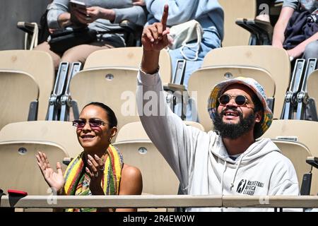 Paris, Frankreich. 27. Mai 2023. Ehemaliger französisch-amerikanischer Basketballspieler Joakim NOAH mit seiner Frau Lais RIBEIRO brasilianisches Modell während des Konzerts seines Vaters, des französischen Sängers und ehemaligen Tennisspielers Yannick NOAH bei Roland-Garros 2023, Grand-Slam-Tennisturnier, Vorschau am 27. Mai 2023 im Roland-Garros-Stadion in Paris, Frankreich – Photo Matthieu Mirville/DPPI Credit: DPPI Media/Alamy Live News Stockfoto
