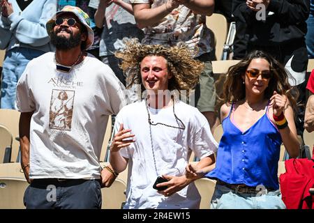 Paris, Frankreich. 27. Mai 2023. Ehemaliger französisch-amerikanischer Basketballspieler Joakim NOAH, französisches Modell Jenaye NOAH und Joalukas NOAH während des Konzerts ihres Vaters, Sänger und ehemaliger französischer Tennisspieler Yannick NOAH bei Roland-Garros 2023, Grand-Slam-Tennisturnier, Vorschau am 27. Mai 2023 im Roland-Garros-Stadion in Paris, Frankreich – Photo Matthieu Mirville/DPPI Credit: DPPI Media/Alamy Live News Stockfoto