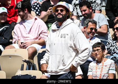 Paris, Frankreich, Frankreich. 27. Mai 2023. Ehemaliger französisch-amerikanischer Basketballspieler Joakim NOAH während des Konzerts seines Vaters, des französischen Sängers und ehemaligen Tennisspielers Yannick NOAH bei Roland-Garros 2023, French Open 2023, Grand-Slam-Tennisturnier im Roland-Garros-Stadion am 27. Mai 2023 in Paris, Frankreich. (Kreditbild: © Matthieu Mirville/ZUMA Press Wire) NUR REDAKTIONELLE VERWENDUNG! Nicht für den kommerziellen GEBRAUCH! Stockfoto