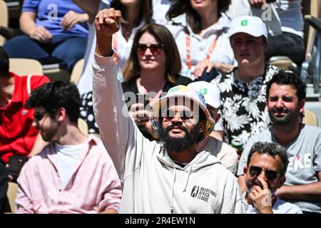Paris, Frankreich, Frankreich. 27. Mai 2023. Ehemaliger französisch-amerikanischer Basketballspieler Joakim NOAH während des Konzerts seines Vaters, des französischen Sängers und ehemaligen Tennisspielers Yannick NOAH bei Roland-Garros 2023, French Open 2023, Grand-Slam-Tennisturnier im Roland-Garros-Stadion am 27. Mai 2023 in Paris, Frankreich. (Kreditbild: © Matthieu Mirville/ZUMA Press Wire) NUR REDAKTIONELLE VERWENDUNG! Nicht für den kommerziellen GEBRAUCH! Stockfoto