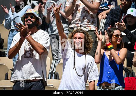 Paris, Frankreich, Frankreich. 27. Mai 2023. Ehemaliger französisch-amerikanischer Basketballspieler Joakim NOAH, französisches Modell Jenaye NOAH und Joalukas NOAH während des Konzerts ihres Vaters, des Sängers und ehemaligen französischen Tennisspielers Yannick NOAH bei Roland-Garros 2023, French Open 2023, Grand-Slam-Tennisturnier im Roland-Garros-Stadion am 27. Mai 2023 in Paris, Frankreich. (Kreditbild: © Matthieu Mirville/ZUMA Press Wire) NUR REDAKTIONELLE VERWENDUNG! Nicht für den kommerziellen GEBRAUCH! Stockfoto