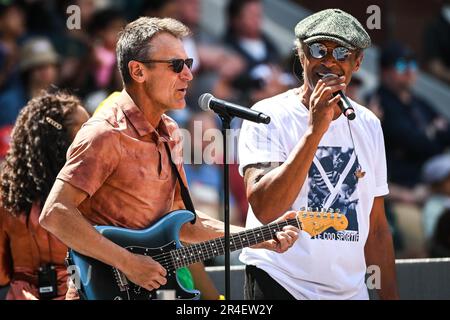 Paris, Frankreich, Frankreich. 27. Mai 2023. Französischer Sänger und ehemaliger Tennisspieler Yannick NOAH zusammen mit dem ehemaligen schwedischen Tennisspieler Mats WILANDER treten auf der Bühne während eines Konzerts bei Roland-Garros 2023, French Open 2023, Grand-Slam-Tennisturnier im Roland-Garros-Stadion am 27. Mai 2023 in Paris auf. (Kreditbild: © Matthieu Mirville/ZUMA Press Wire) NUR REDAKTIONELLE VERWENDUNG! Nicht für den kommerziellen GEBRAUCH! Stockfoto