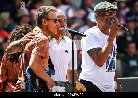 Paris, Frankreich, Frankreich. 27. Mai 2023. Der französische Sänger und ehemalige Tennisspieler Yannick NOAH sowie der ehemalige schwedische Tennisspieler Mats WILANDER und der ehemalige iranische Tennisspieler Mansour BAHRAMI treten auf der Bühne während eines Konzerts im Roland-Garros 2023, French Open 2023, Grand Slam-Tennisturnier im Roland-Garros-Stadion am 27. Mai 2023 in Paris auf. (Kreditbild: © Matthieu Mirville/ZUMA Press Wire) NUR REDAKTIONELLE VERWENDUNG! Nicht für den kommerziellen GEBRAUCH! Stockfoto