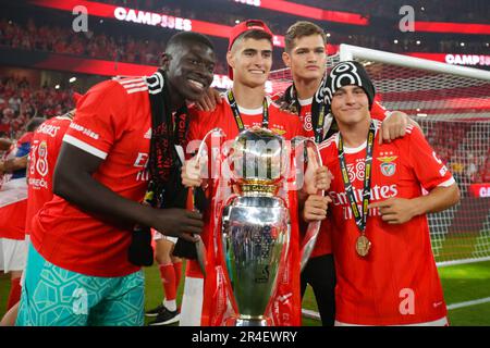 Lisboa, Portugal. 27. Mai 2023. Samuel Soares, Antonio Silva und Joao Neves (R) mit der Trophäe „Liga Portugal Bwin“, nachdem sie am 27. Mai 2023 in Lissabon, Portugal, die Liga Portugal Bwin gewonnen haben, während des Spiels „Liga Portugal Bwin“ zwischen SL Benfica und CD Santa Clara im Estadio do Sport Lisboa e Benfica. (Valter Gouveia/SPP) Kredit: SPP Sport Press Photo. Alamy Live News Stockfoto