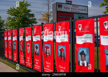 Detroit, Michigan, USA. 27. Mai 2023. Die Detroit Edison Public School Academy veröffentlicht Fotos ihrer Absolventen am Zaun außerhalb der Schule. Die Schule ist eine Charterschule, die von New Paradigm for Education (NPFE) betrieben wird. Es bedient hauptsächlich afroamerikanische und lateinamerikanische Studenten. Kredit: Jim West/Alamy Live News Stockfoto