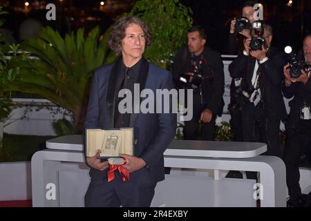 Cannes, Frankreich. 27. Mai 2023. CANNES, FRANKREICH - MAI 27: Jonathan Glazer posiert mit dem Grand Prix Award für die „Zone of Interest“ während der Fotokonferenz der Gewinner der Palme D'Or beim jährlichen Filmfestival 76. im Palais des Festivals am 27. Mai 2023 in Cannes, Frankreich. Kredit: dpa/Alamy Live News Stockfoto