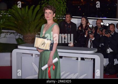 Cannes, Frankreich. 27. Mai 2023. CANNES, FRANKREICH - MAI 27: Flora Anna Buda Pose mit dem Short Film Palme dor Award während der Fotokonferenz der Gewinner der Palme D'Or beim 76. Jährlichen Filmfestival in Cannes am 27. Mai 2023 im Palais des Festivals in Cannes, Frankreich. Kredit: dpa/Alamy Live News Stockfoto