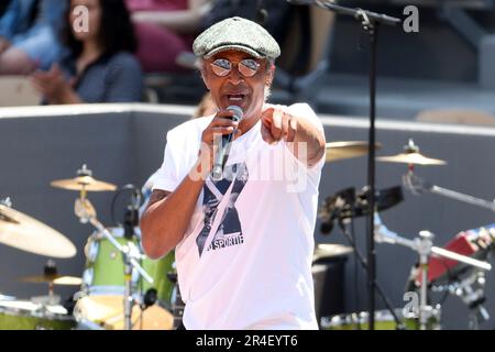 Paris, Frankreich. 27. Mai 2023. Yannick Noah von Frankreich tritt 40 Jahre nach seinem Sieg bei den French Open 1983 während des Kids' Day bei einem Konzert auf dem Zentralgericht auf und taufte nun am Vorabend der French Open 2023 den „Yannick Noah Day“, das zweite Grand-Slam-Tennisturnier der Saison am 27. Mai. 2023 im stade Roland-Garros in Paris, Frankreich - Photo Jean Catuffe/DPPI Credit: DPPI Media/Alamy Live News Stockfoto