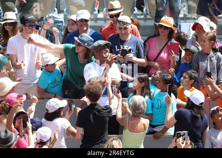 Paris, Frankreich. 27. Mai 2023. Yannick Noah von Frankreich tritt 40 Jahre nach seinem Sieg bei den French Open 1983 während des Kids' Day bei einem Konzert auf dem Zentralgericht auf und taufte nun am Vorabend der French Open 2023 den „Yannick Noah Day“, das zweite Grand-Slam-Tennisturnier der Saison am 27. Mai. 2023 im stade Roland-Garros in Paris, Frankreich - Photo Jean Catuffe/DPPI Credit: DPPI Media/Alamy Live News Stockfoto