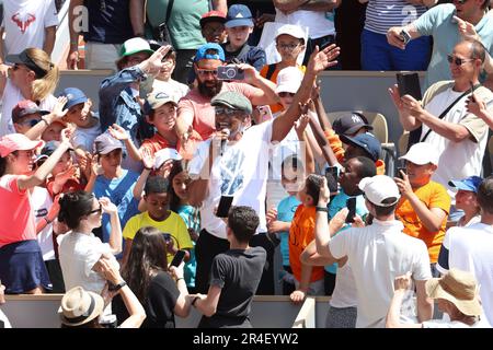 Paris, Frankreich. 27. Mai 2023. Yannick Noah von Frankreich tritt 40 Jahre nach seinem Sieg bei den French Open 1983 während des Kids' Day bei einem Konzert auf dem Zentralgericht auf und taufte nun am Vorabend der French Open 2023 den „Yannick Noah Day“, das zweite Grand-Slam-Tennisturnier der Saison am 27. Mai. 2023 im stade Roland-Garros in Paris, Frankreich - Photo Jean Catuffe/DPPI Credit: DPPI Media/Alamy Live News Stockfoto