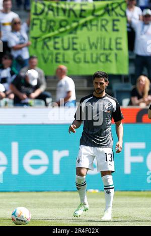 Borussia Mönchengladbach, Deutschland. 27. Mai 2023. Lars STINDL (Borussia Mönchengladbach, Nr. 13) vor einem Poster mit der Inschrift „Danke Lars, für 8 Jahre Loyalität und Willen. Viel Glück!“ *** Borussia Monchengladbach Fußball 1. Bundesliga 34. Matchday Matchday 34 Borussia Monchengladbach - FC Augsburg Mai 12. 2023 Borussia Park Borussia Monchengladbach #DFL Vorschriften verbieten die Verwendung von Fotos als Bildsequenzen und/oder quasi-Video # Credit: dpa/Alamy Live News Stockfoto