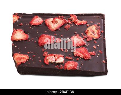 Die Hälfte der Schokolade mit gefriergetrockneten Erdbeeren, isoliert auf weiß Stockfoto