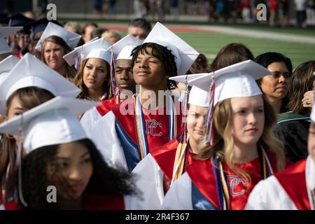 Dallas, Georgia, USA. 27. Mai 2023. Eine Klasse von 2023 Absolventen befragt die Menge während der Eröffnungszeremonien, Paulding County High School (Kreditbild: © Robin Rayne/ZUMA Press Wire) NUR REDAKTIONELLE VERWENDUNG! Nicht für den kommerziellen GEBRAUCH! Stockfoto